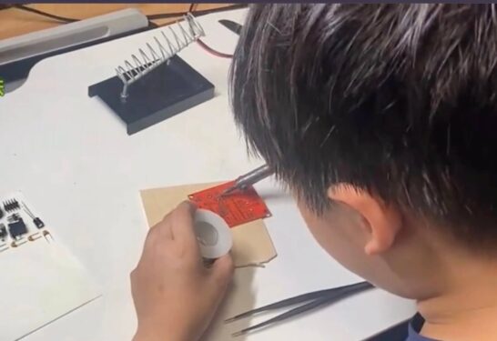 Cậu bé 11 tuổi Trung Quốc viết code và tự lắp tên lửa gây Bão Mạng