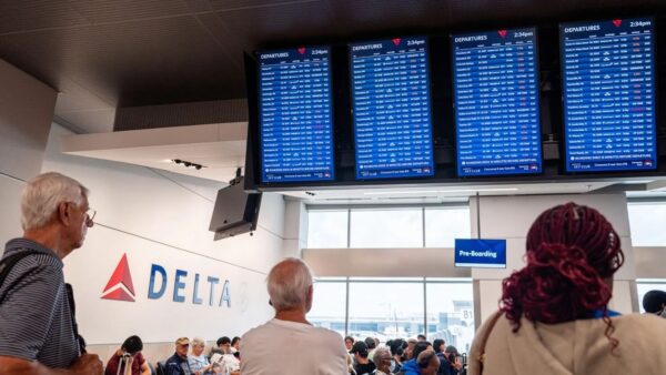 CEO Delta Airlines chê Windows “yếu ớt dễ hỏng”
