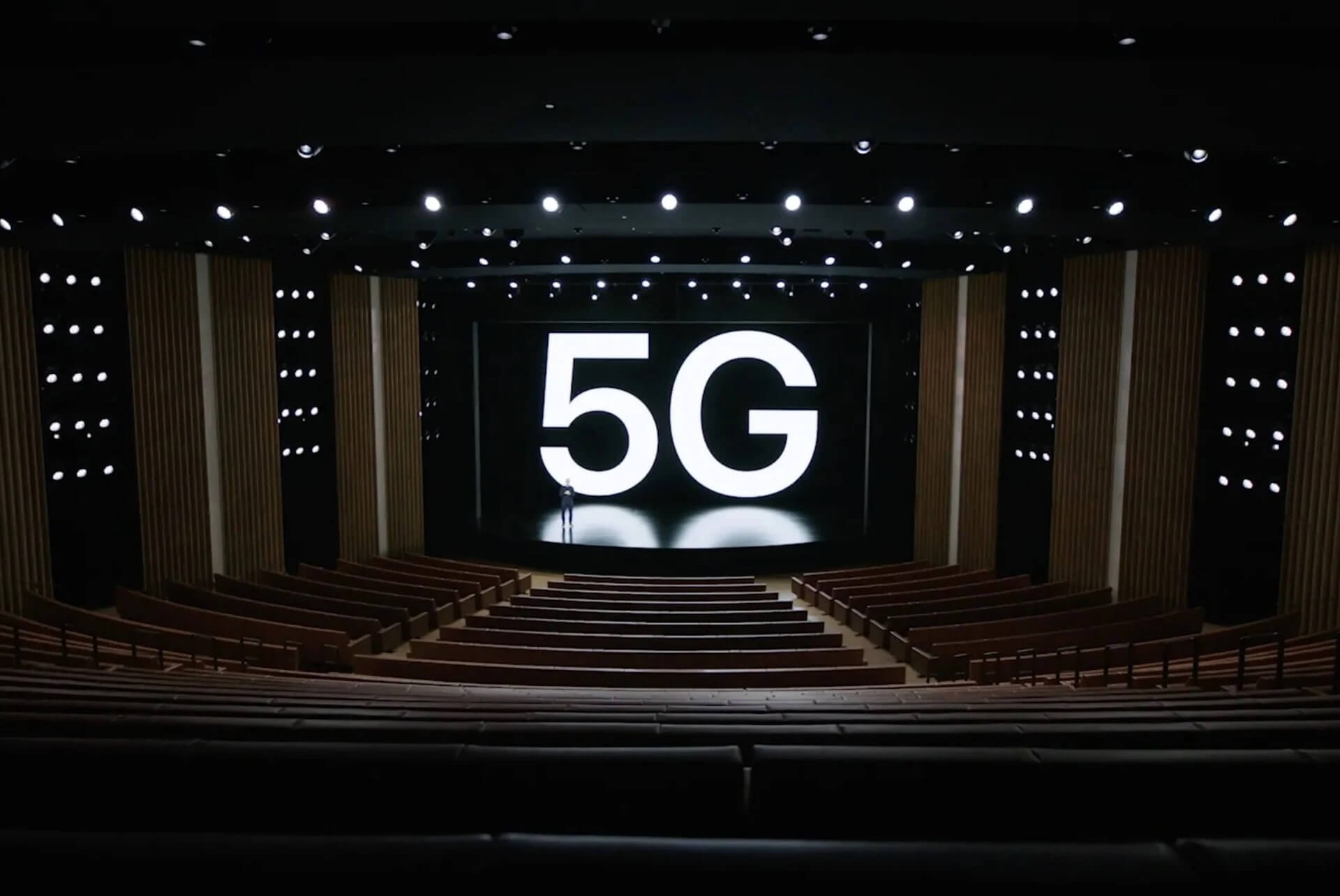 Chữ 5g Xuất Hiện Tại Nhà Hát Steve Jobs Trong Laễ Ra Mắt Iphone 12. Ảnh Apple