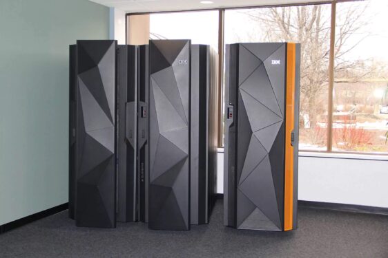 IBM ra mắt phần cứng AI mới với CPU Telum II và chip Spyre Accelerator