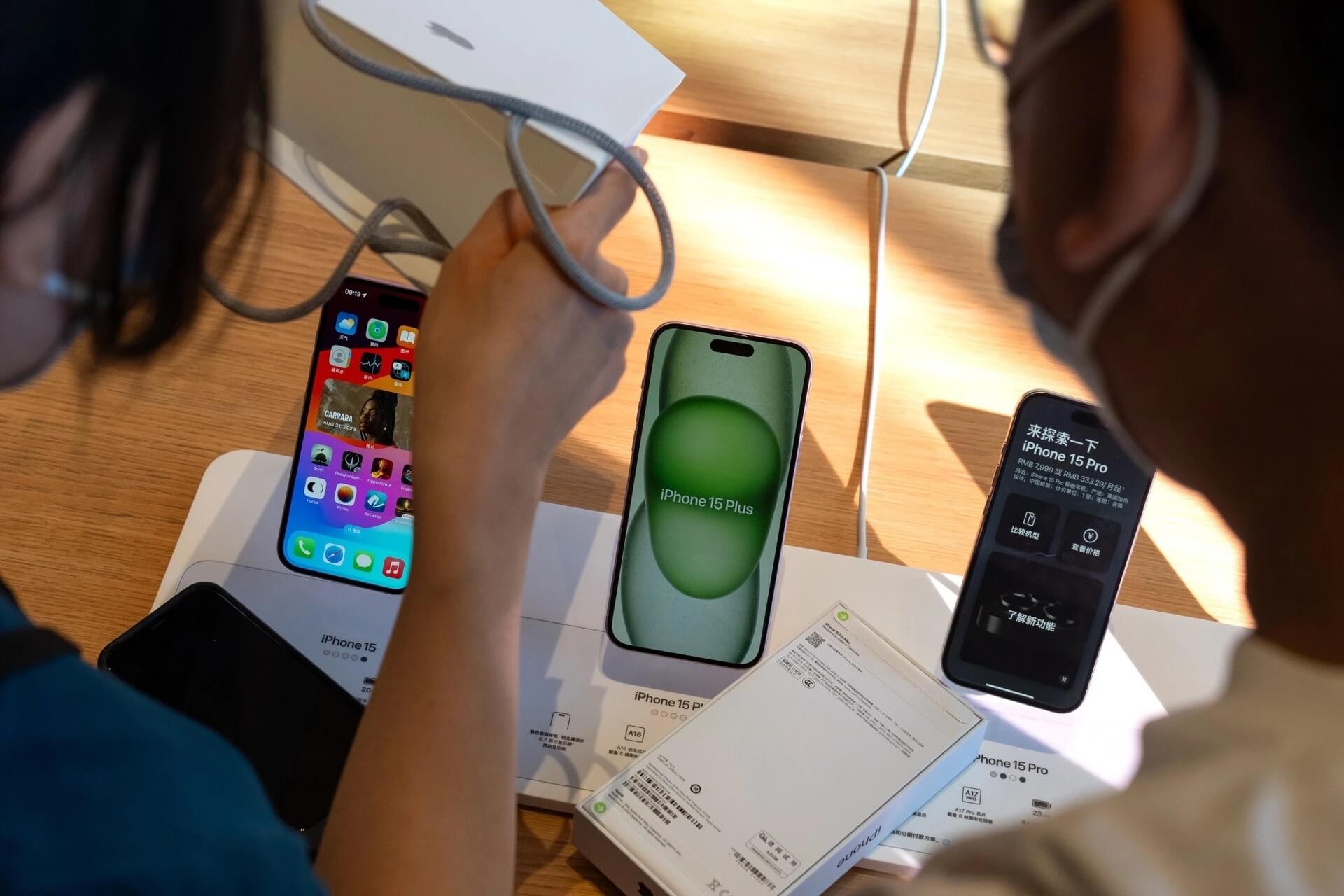 Iphone 15 Trưng Bày Trong Apple Store Tại Trung Quốc. Ảnh Bloomberg