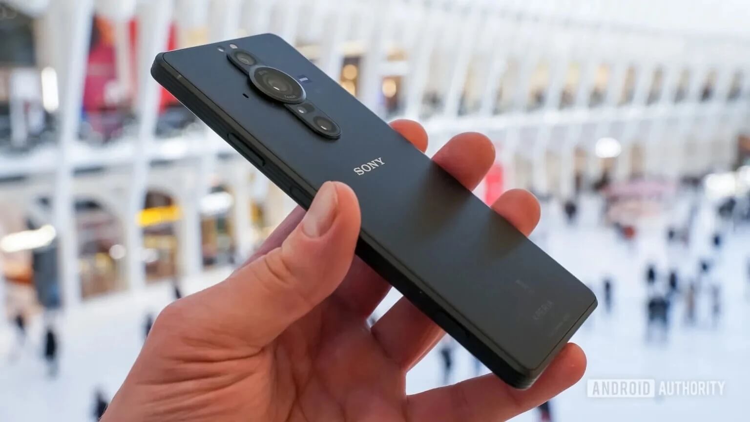 Sony Xperia là dòng smartphone hiếm hoi còn giữ nút chụp ảnh chuyên dụng. Ảnh: Android Authority