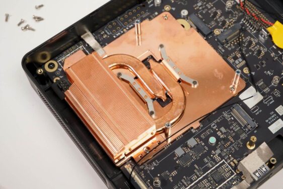 Snapdragon X Elite trong phiên bản Dev Kit có tản nhiệt đồng lớn, chạy với công suất hơn 100W