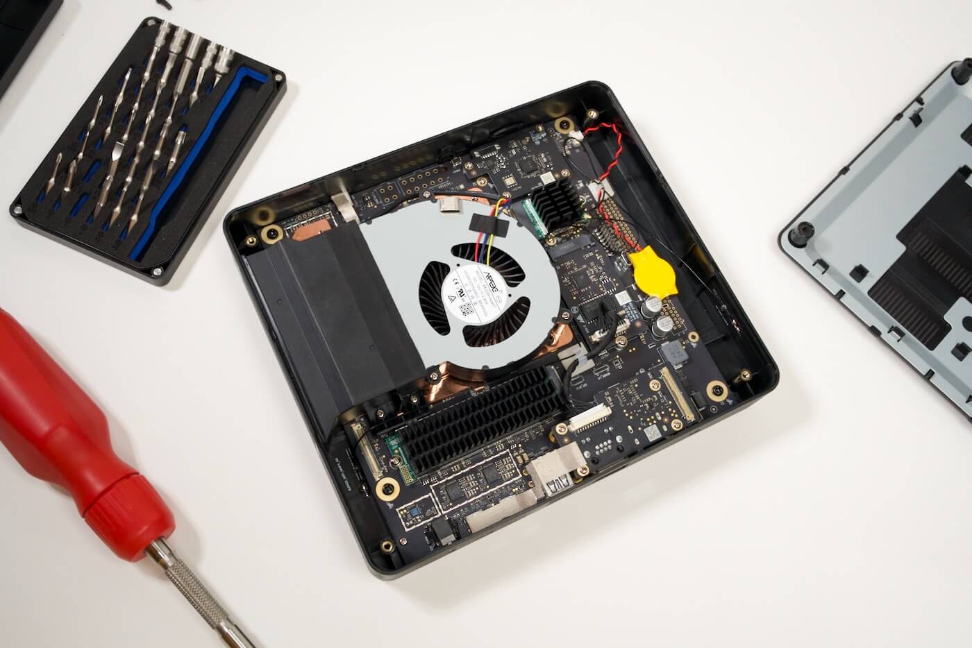 Snapdragon X Elite Trong Phiên Bản Dev Kit Có Tản Nhiệt đồng Lớn, Chạy Với Công Suất Hơn 100w