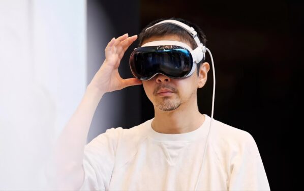 Apple hoãn Vision Pro mới để tập trung vào kính thông minh