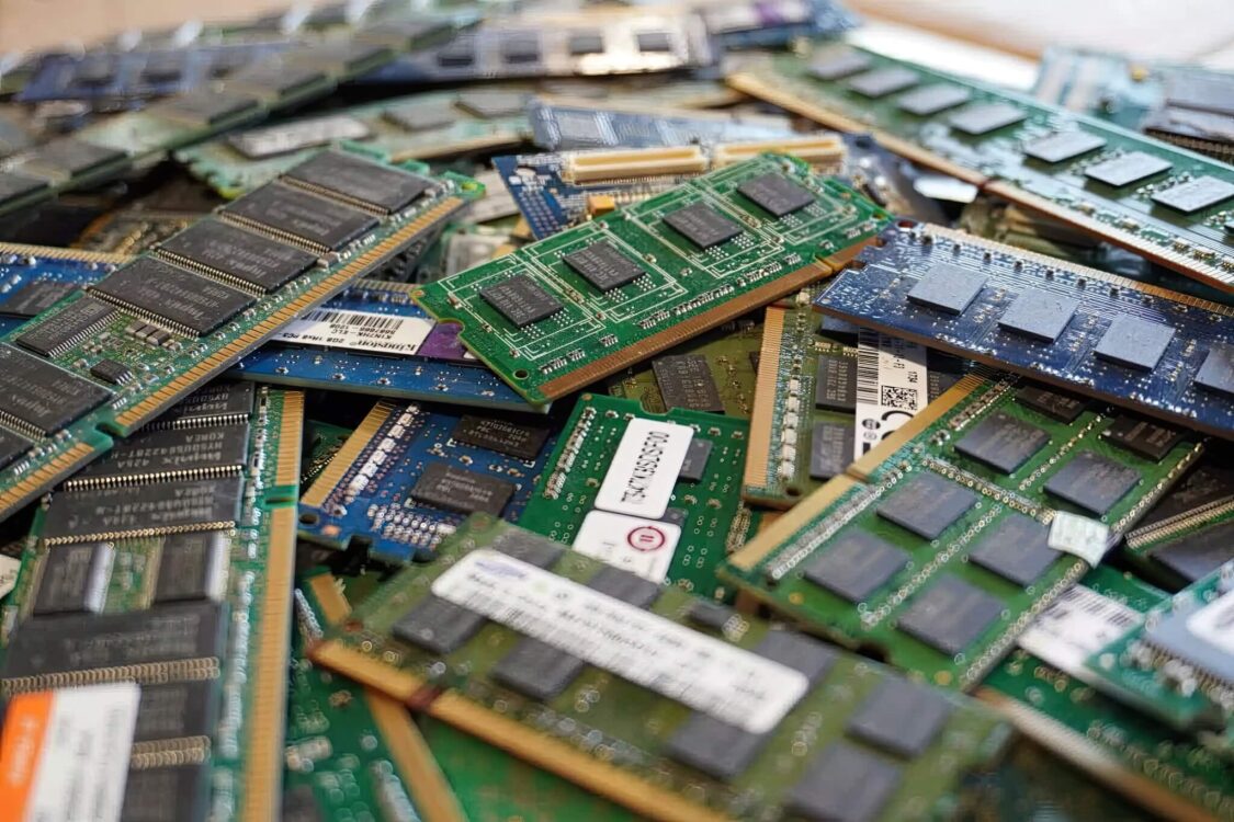 Intel khẳng định giá laptop vẫn ổn định bất chấp cơn sốt AI