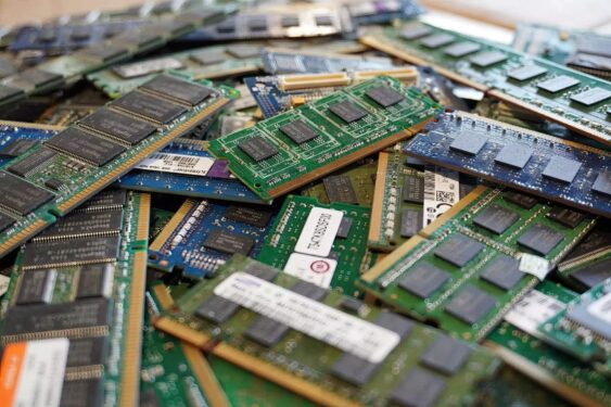 Intel khẳng định giá laptop vẫn ổn định bất chấp cơn sốt AI