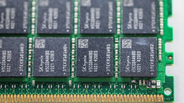 SSD và RAM tăng giá, hãng module phải vay 880 triệu USD để trữ chip