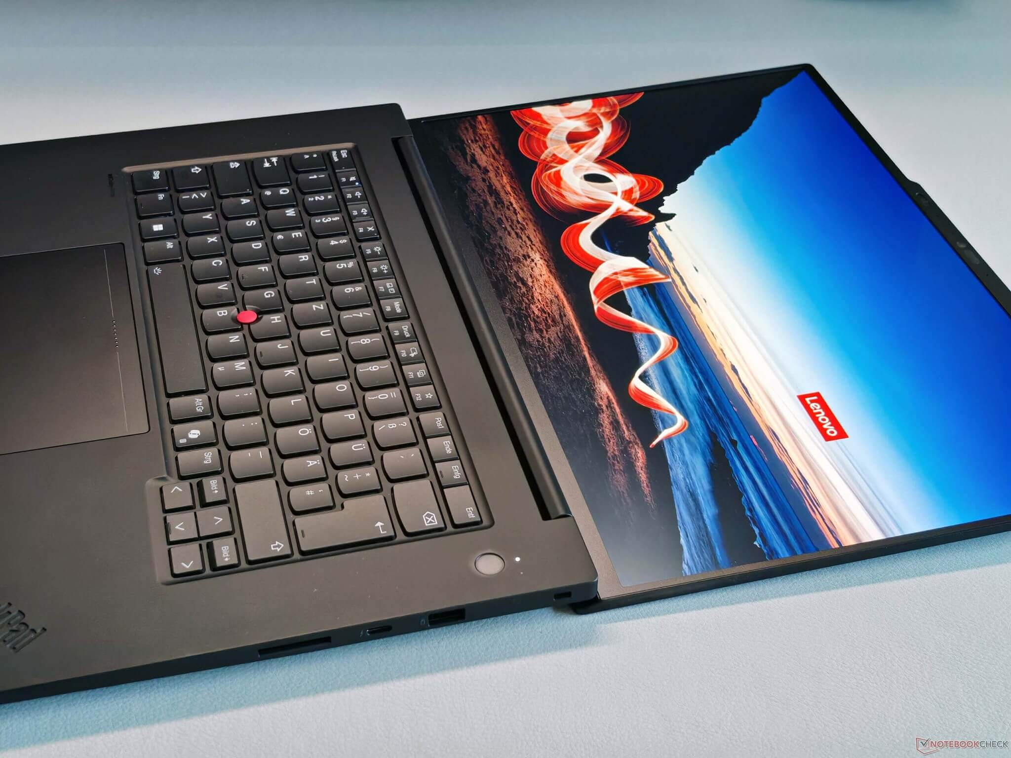 ThinkPad T1g Gen 8 - Trải nghiệm hình ảnh đỉnh cao với màn hình OLED 3.