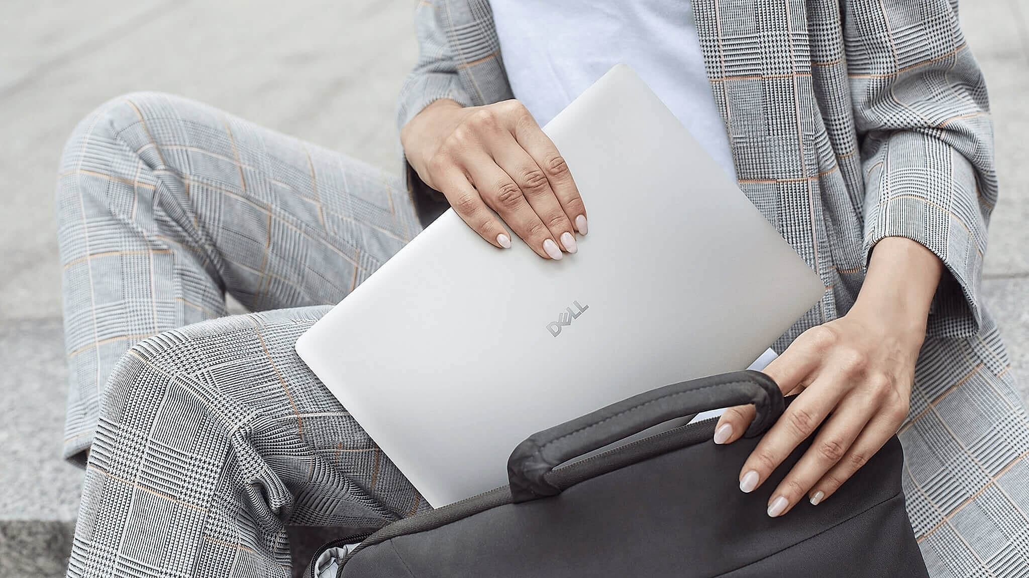Dell Pro 14 PC14250 mở nắp trên bàn, laptop doanh nhân 14 inch màn IPS 16:10